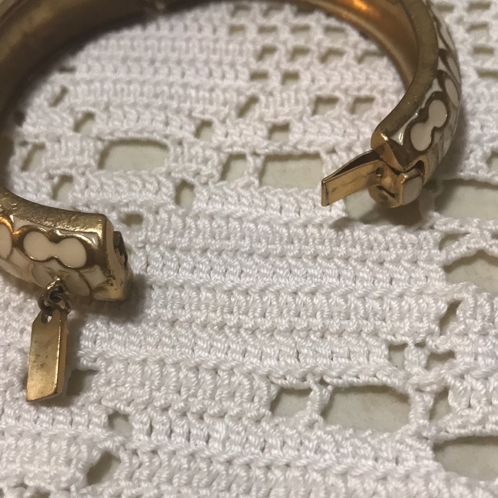 🐞Vintage Coach Brass & White Enamel Wide Latch Bangle Bracelet - Picture 3 of 8